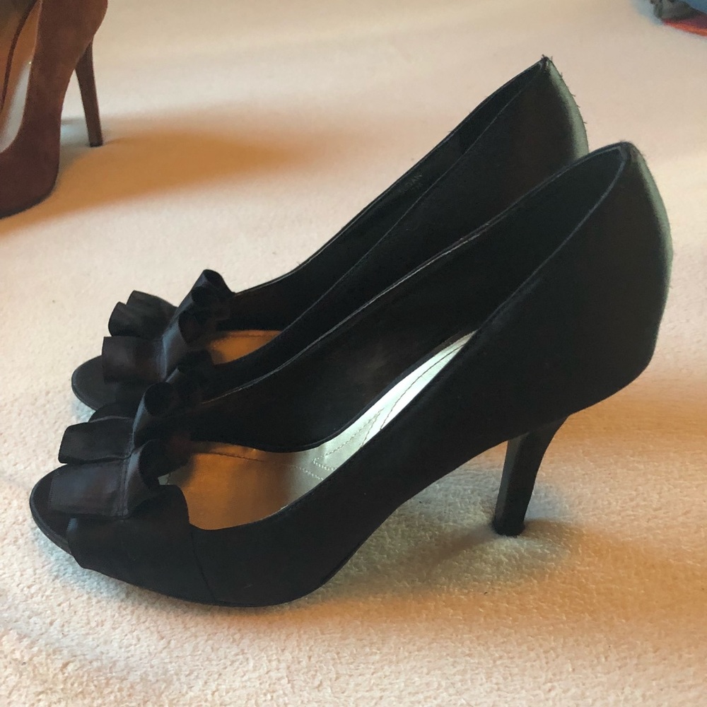 Tahari Black ruffle heels